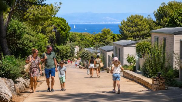 Où camper pas cher en Méditerranée pour des vacances en famille