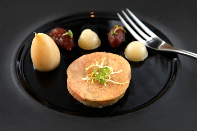 Foie gras frais dénervé de qualité, prêt à être cuisiné pour des plats gastronomiques exceptionnels.