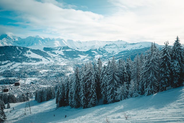 Les villages autour de Megève, comme Combloux ou Praz-sur-Arly, offrent un charme authentique, avec des chalets typiques et des vues imprenables sur les montagnes.